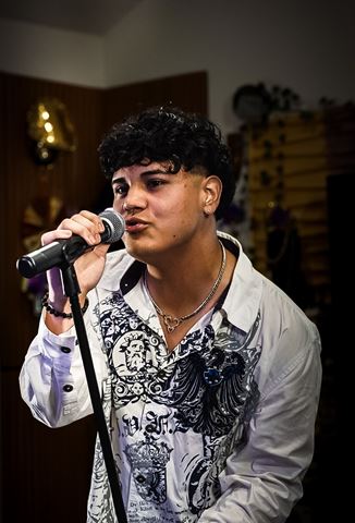 Evver The Thinker at RRL 2026, curly-haired singer in white patterned shirt close on the mic