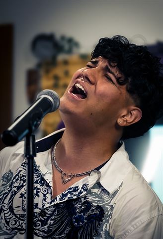 Evver The Thinker at RRL 2026, head tilted back, eyes closed, belting a note into the microphone